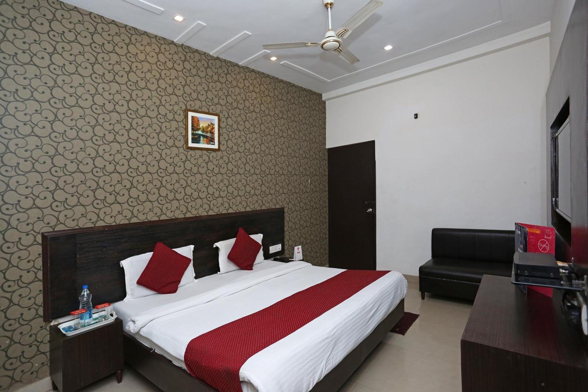 Hotel O Kanha Continental Агра Екстериор снимка